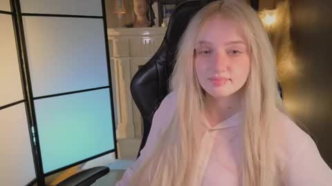 Snapshot of snowflakeskitty chatting on 06-07-26, 05:33 Ellie online show from 06-07-26, 05:33