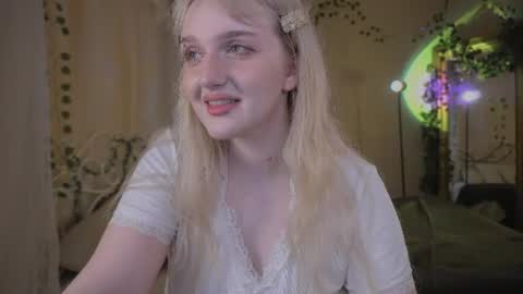 Snapshot of snowflakeskitty chatting on 07-29-26, 05:38 Ellie online show from 07-29-26, 05:38