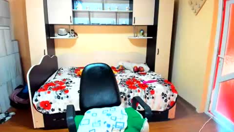 Snapshot of soffy_skye chatting on 06-27-26, 06:18 Soffy online show from 06-27-26, 06:18