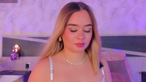 Snapshot of sofia_pamela_ chatting on 04-21-26, 07:39 online show from 04-21-26, 07:39