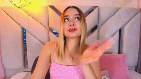 Snapshot of sofia_pamela_ chatting on 06-02-26, 07:05 online show from 06-02-26, 07:05