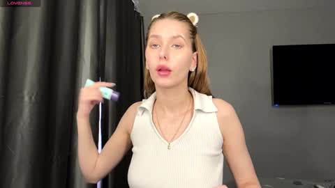 Hi My name is Sofia Welcome to my room Please thumbs up - its important online show from 01-12-26, 09:14