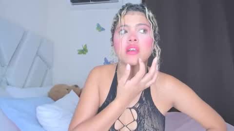Snapshot of sofiacastillo01 chatting on 05-10-26, 02:33 sofiacastillo01 online show from 05-10-26, 02:33