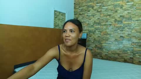 Snapshot of sofianena chatting on 02-12-25, 12:27 love online show from 02-12-25, 12:27