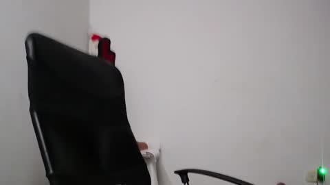 Snapshot of soft_fetish chatting on 12-31-24, 05:33 Camila M online show from 12-31-24, 05:33