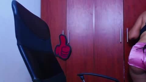 Snapshot of soft_fetish chatting on 11-26-25, 11:28 Camila M online show from 11-26-25, 11:28