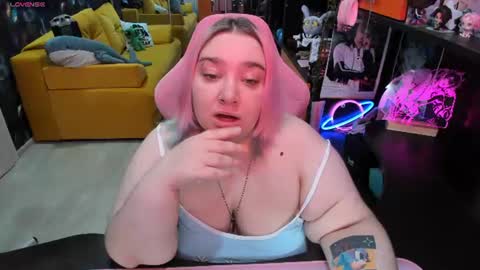 Snapshot of softie_sofy chatting on 06-16-26, 02:47 Sofie online show from 06-16-26, 02:47