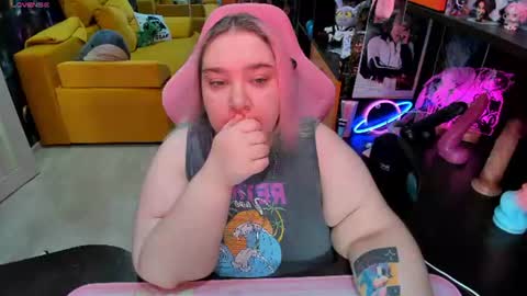 Snapshot of softie_sofy chatting on 06-23-26, 03:04 Sofie online show from 06-23-26, 03:04