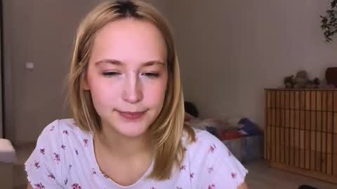 Snapshot of sola_bloom chatting on 11-18-25, 07:51 sola_bloom online show from 11-18-25, 07:51