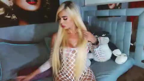 instagram    evalunavelez1. online show from 01-10-25, 12:06