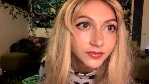 Snapshot of solshimmer chatting on 10-11-25, 05:39 solshimmer online show from 10-11-25, 05:39