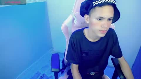 Snapshot of sombra_18 chatting on 06-15-26, 09:17 ESTEBAN online show from 06-15-26, 09:17