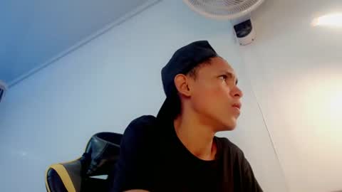 Snapshot of sombra_18 chatting on 07-22-26, 02:20 ESTEBAN online show from 07-22-26, 02:20