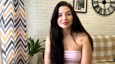 Snapshot of songmunivez chatting on 11-11-25, 07:52 Kira online show from 11-11-25, 07:52