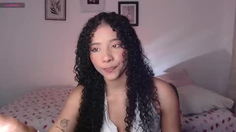 Snapshot of sophi_baby chatting on 10-19-25, 05:08 Sophi baby online show from 10-19-25, 05:08