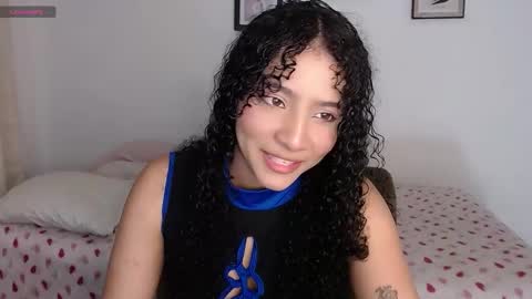 Snapshot of sophi_baby chatting on 10-25-25, 05:15 Sophi baby online show from 10-25-25, 05:15
