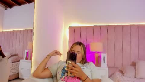 sophi_cooper29 online show from 07-11-26, 10:00