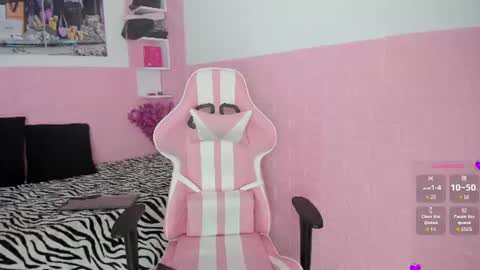 Snapshot of sophi_sweet11 chatting on 06-25-26, 02:43 SOPHI online show from 06-25-26, 02:43