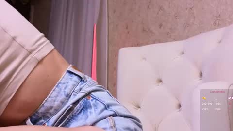 Snapshot of sophia_dreamy chatting on 03-01-25, 01:43 Sophia online show from 03-01-25, 01:43