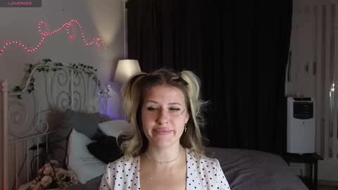 Snapshot of sophia_dreamy chatting on 09-21-25, 01:18 Sophia online show from 09-21-25, 01:18