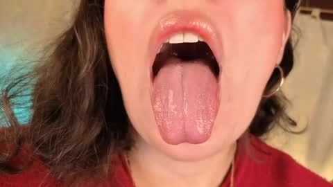 Snapshot of sophiadumont chatting on 04-19-26, 12:43 Sophia online show from 04-19-26, 12:43