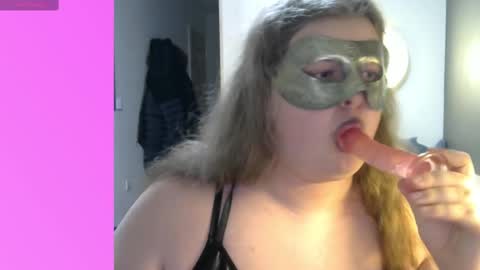 Snapshot of sophie9lives chatting on 12-18-24, 11:19 BimboSophie online show from 12-18-24, 11:19