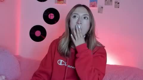 Snapshot of sophie_collins13 chatting on 10-19-25, 05:30 Sophie online show from 10-19-25, 05:30