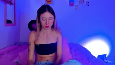 Snapshot of sophie_collins13 chatting on 11-30-25, 05:22 Sophie online show from 11-30-25, 05:22