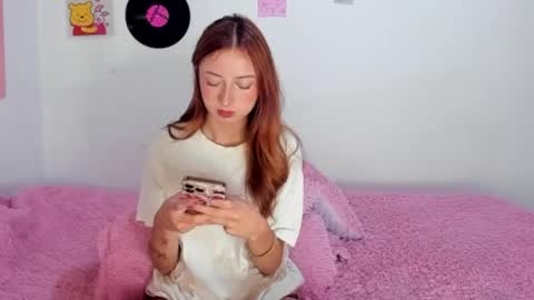 Snapshot of sophie_collins13 chatting on 06-05-26, 06:52 Sophie online show from 06-05-26, 06:52