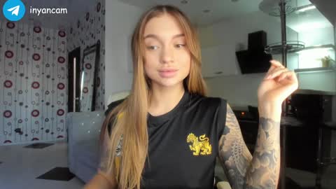 Snapshot of sophie_in chatting on 12-18-24, 08:09 Sonya online show from 12-18-24, 08:09