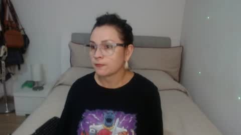 Snapshot of sophie_lopez1 chatting on 06-21-26, 02:25 Sofa online show from 06-21-26, 02:25