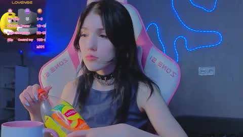 sophie_nomenal_ online show from 12-17-25, 04:40