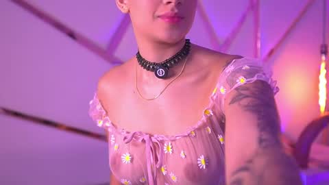 Snapshot of sophie_velvet18 chatting on 05-28-26, 08:06 Sophie online show from 05-28-26, 08:06