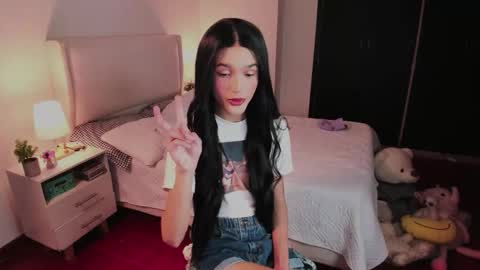 Snapshot of sophiecornett chatting on 09-19-25, 02:13    online show from 09-19-25, 02:13