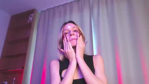Snapshot of sophiediamond_x chatting on 10-20-25, 01:44 sophiediamond_x online show from 10-20-25, 01:44