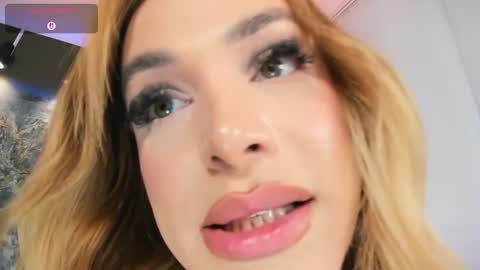 Snapshot of sophiehoney_ts chatting on 04-18-26, 07:07 SAMANTHA online show from 04-18-26, 07:07