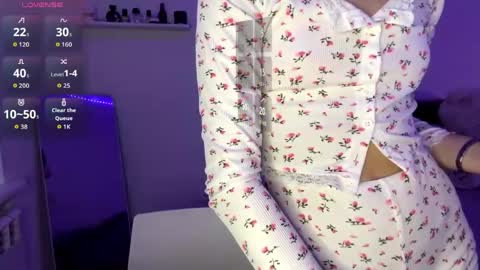 Snapshot of sophielainee chatting on 04-26-26, 07:00 citygirl my face is 10 my body tea everything on me natural im petiteee online show from 04-26-26, 07:00