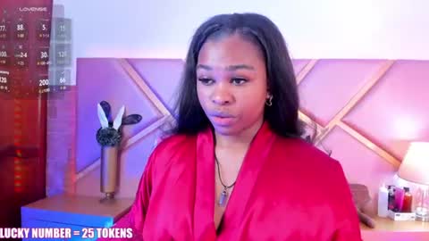 Snapshot of sophiesinclair chatting on 06-17-26, 12:29 Sophie online show from 06-17-26, 12:29