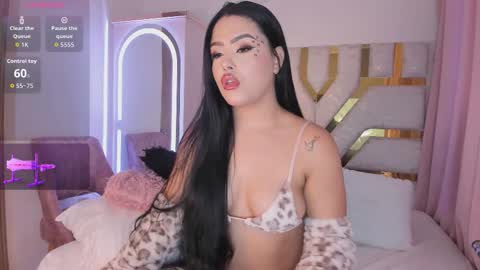 Snapshot of sophy_champagne chatting on 10-27-25, 02:15 sophy online show from 10-27-25, 02:15
