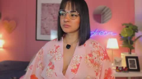Snapshot of soysaraa_ chatting on 06-24-26, 04:44 Aleja online show from 06-24-26, 04:44