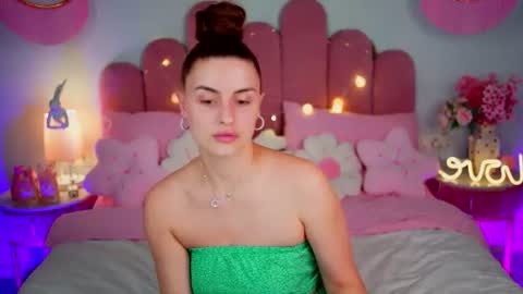 Snapshot of spacelady_ chatting on 06-14-26, 01:35 Julia online show from 06-14-26, 01:35