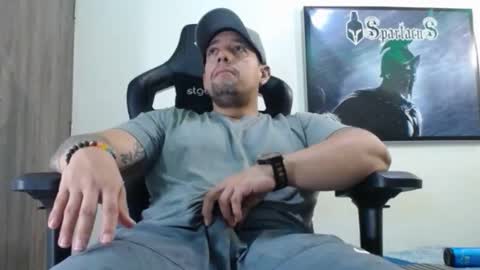 Snapshot of spartacus_cam chatting on 09-25-25, 05:33 online show from 09-25-25, 05:33