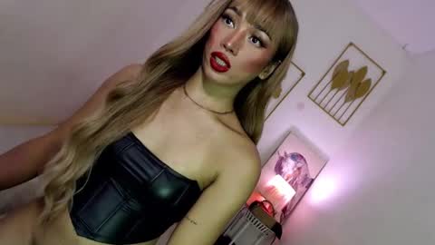 Snapshot of spicy_kinky chatting on 01-25-25, 05:07 Alora online show from 01-25-25, 05:07