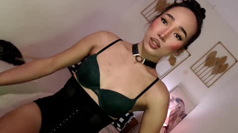 Snapshot of spicy_kinky chatting on 02-15-25, 02:37 Alora online show from 02-15-25, 02:37