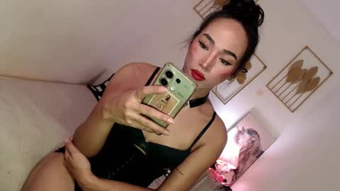 Snapshot of spicy_kinky chatting on 02-15-25, 05:41 Alora online show from 02-15-25, 05:41