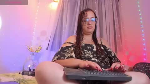 Snapshot of stacy_millerr chatting on 06-19-26, 12:31 Stacy Boobs online show from 06-19-26, 12:31