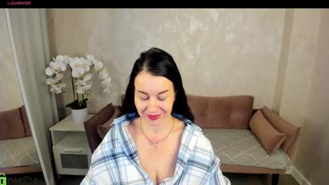 Snapshot of stella_leonn chatting on 10-14-25, 01:06 stella online show from 10-14-25, 01:06