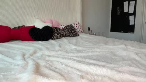Snapshot of stellakay chatting on 05-04-26, 10:17 Stella Kay online show from 05-04-26, 10:17