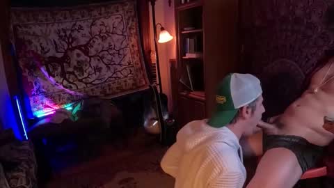 Snapshot of straightishd chatting on 12-04-25, 04:00 Cowboy Zuhly online show from 12-04-25, 04:00