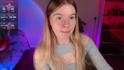 Snapshot of strawberry_juli chatting on 05-14-26, 05:25 Juli online show from 05-14-26, 05:25